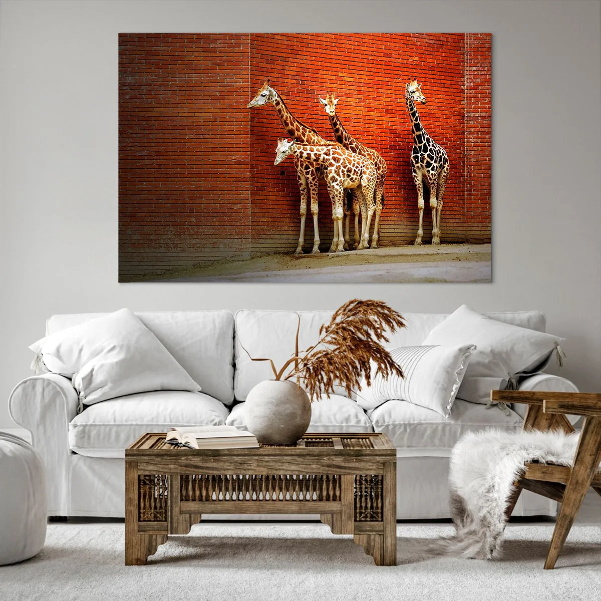 Cuadro sobre lienzo - Impresión de Imagen - Cuatro jirafas contra una pared de ladrillos en un entorno artístico. - 120x80cm - ¿Ves alguna acacia? - Decoración de pared moderna para salón y dormitorio ARTTOR