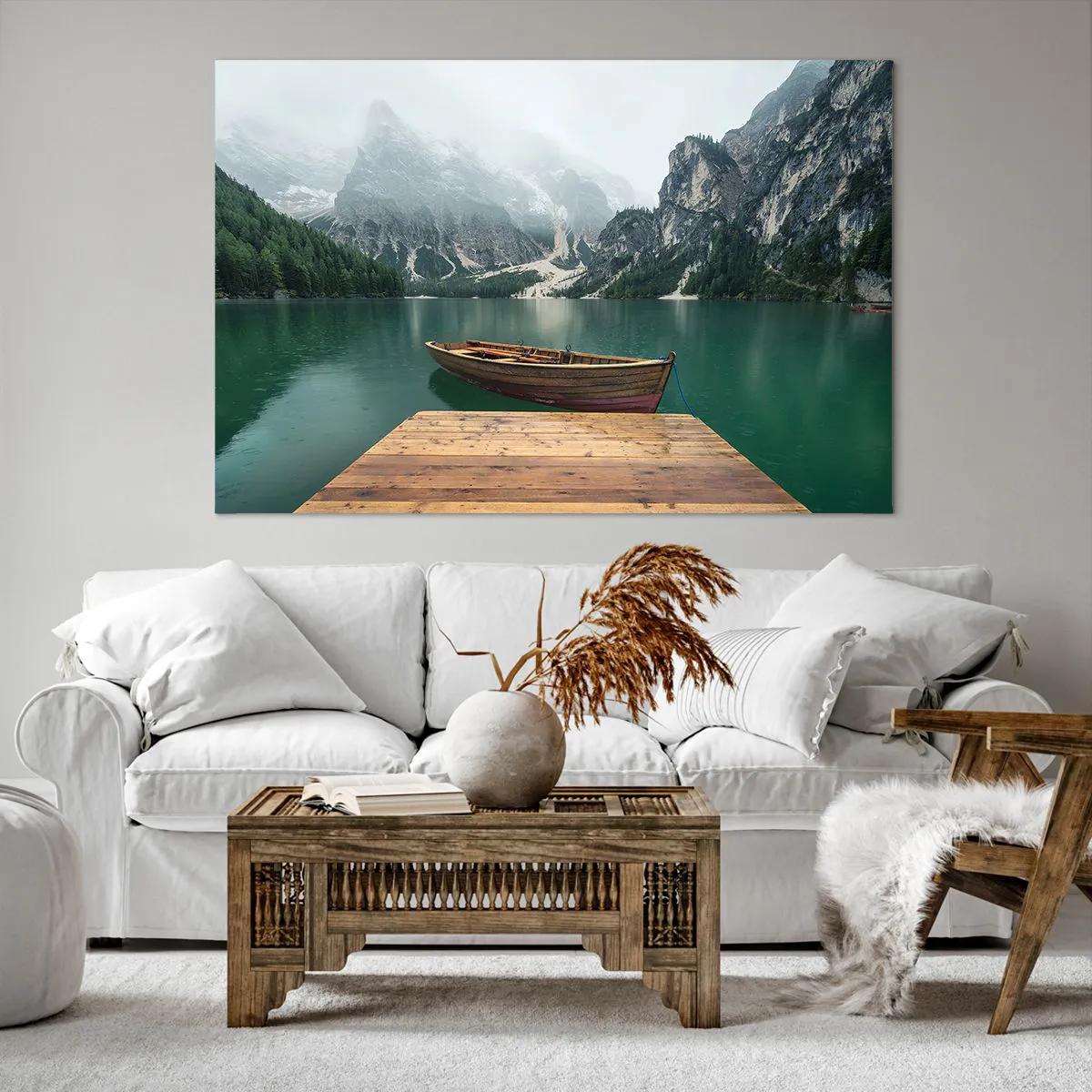 Quadro su tela - Stampe su Tela - Una barca di legno su un molo su un lago circondato da montagne - 120x80cm - E attorno le fiere rocce - Decorazione murale moderna per soggiorno e camera da letto ARTTOR