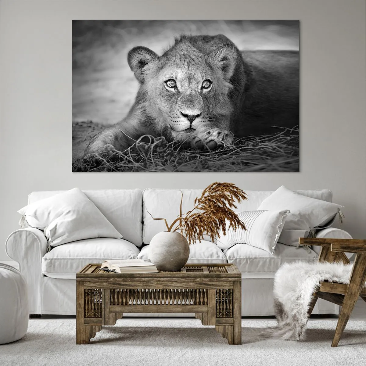 Bild auf Leinwand - Leinwandbild - Monochromes Porträt eines liegenden jungen Löwen - 120x80cm - Königlicher Welpe - Moderne Wanddekoration für Wohnzimmer und Schlafzimmer ARTTOR