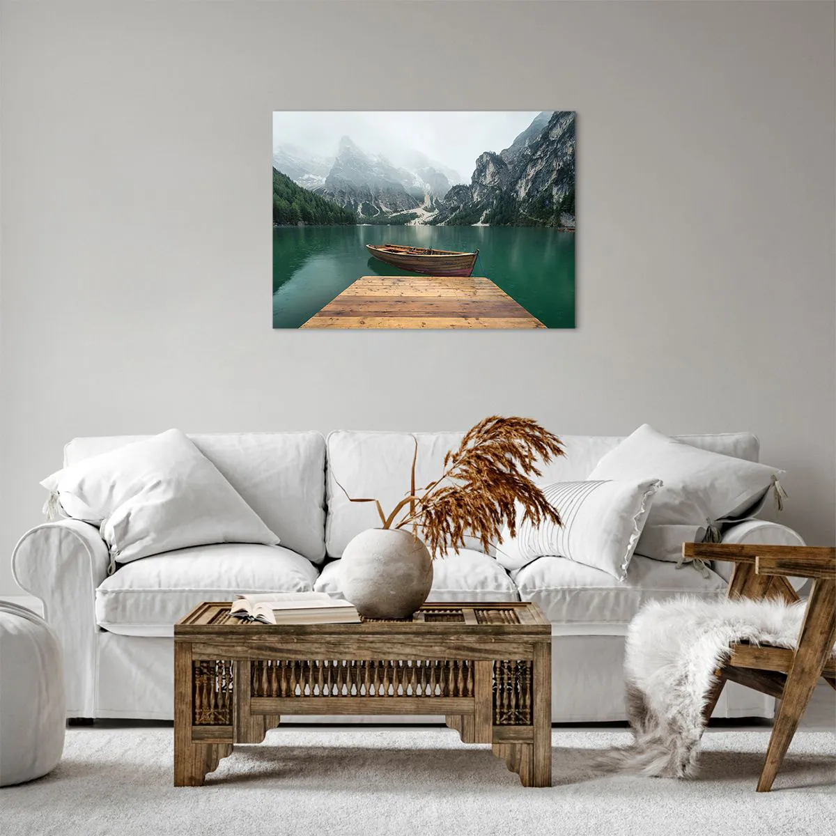 Lærredstryk - Billede på lærred - En træbåd ved en mole på en sø omgivet af bjerge - 70x50cm - "Og stolte pander" - Moderne vægdekoration til stue og soveværelse ARTTOR