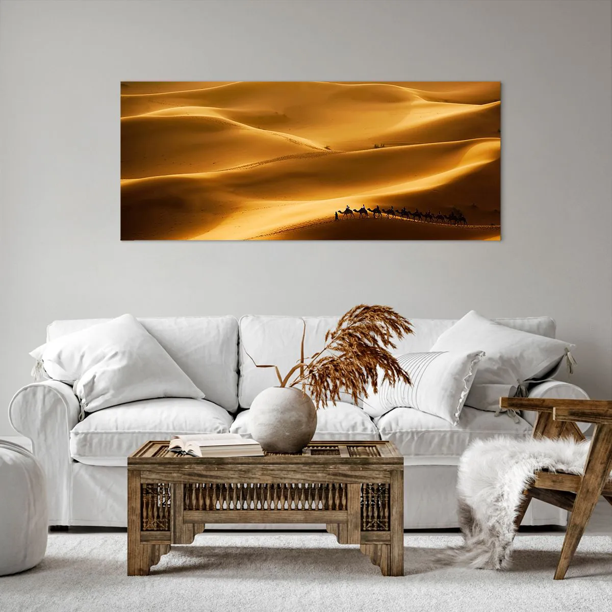 Bild auf Leinwand - Leinwandbild - Eine Karawane von Kamelen wandert durch die goldenen Dünen der Wüste. - 120x50cm - Wohnwagen in den Wüstenwellen - Moderne Wanddekoration für Wohnzimmer und Schlafzimmer ARTTOR
