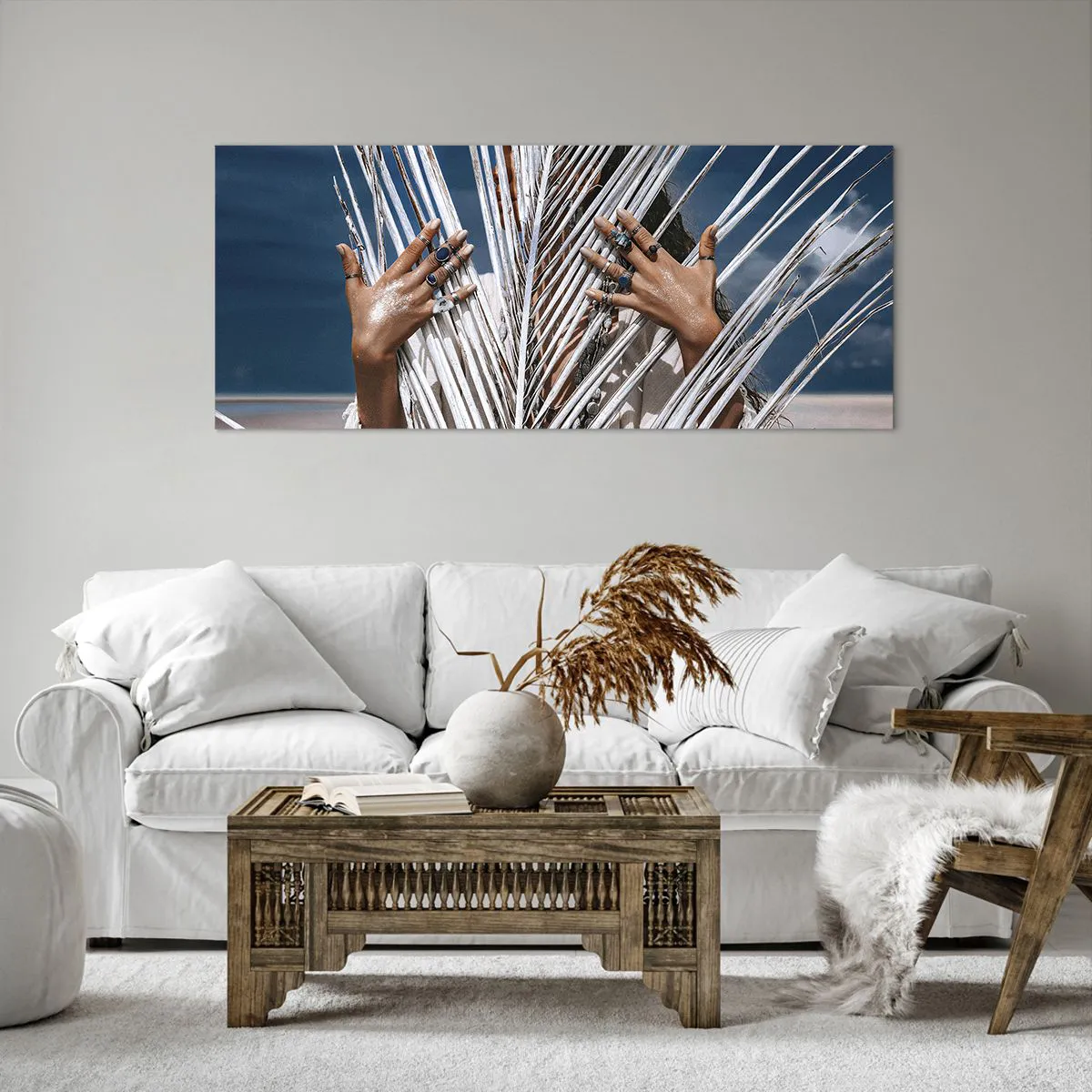 Quadro su tela - Stampe su Tela - Una donna nascosta dietro foglie di palma con anelli alle mani. - 120x50cm - La ragazza dello sciamano? - Decorazione murale moderna per soggiorno e camera da letto ARTTOR