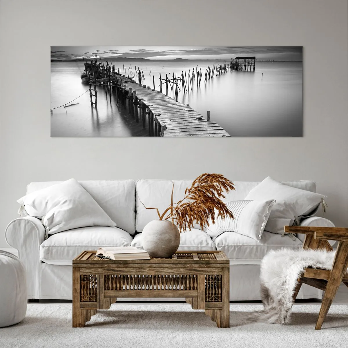 Obraz na płótnie - Drewniany pomost na spokojnym jeziorze w odcieniach szarości - 140x50cm - Spokój zapomnianego brzegu - Nowoczesna dekoracja ścienna do salonu i sypialni ARTTOR