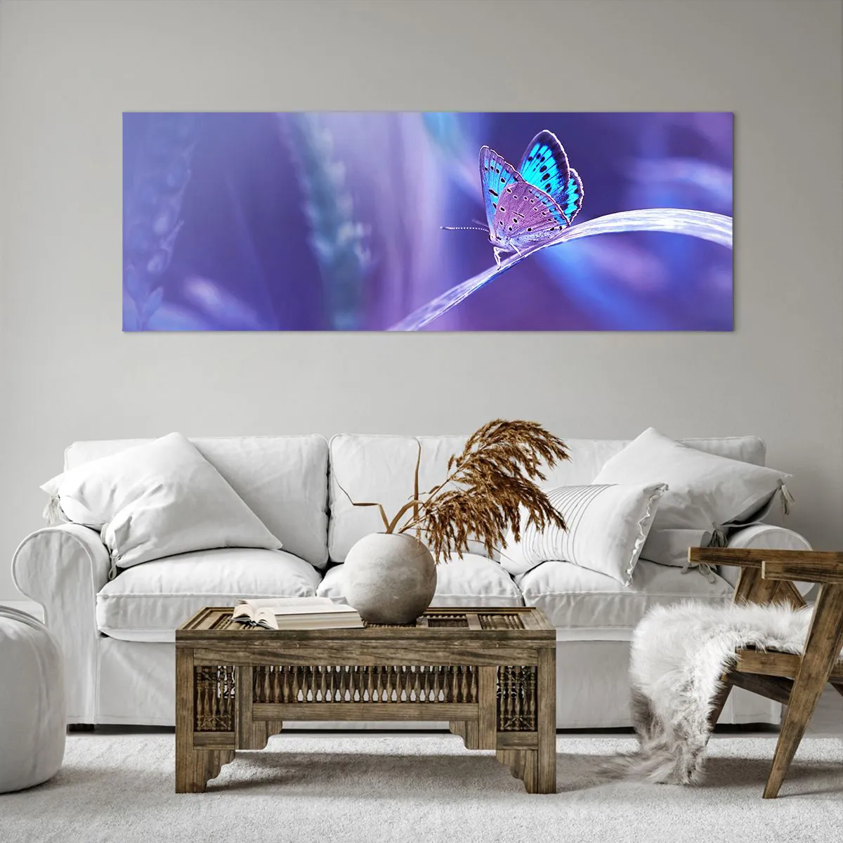 Impression sur toile - Image sur toile - Un délicat papillon bleu sur une tige dans une lumière violette - 140x50cm - Un joyau de la nature - Décoration murale moderne pour le salon et la chambre ARTTOR