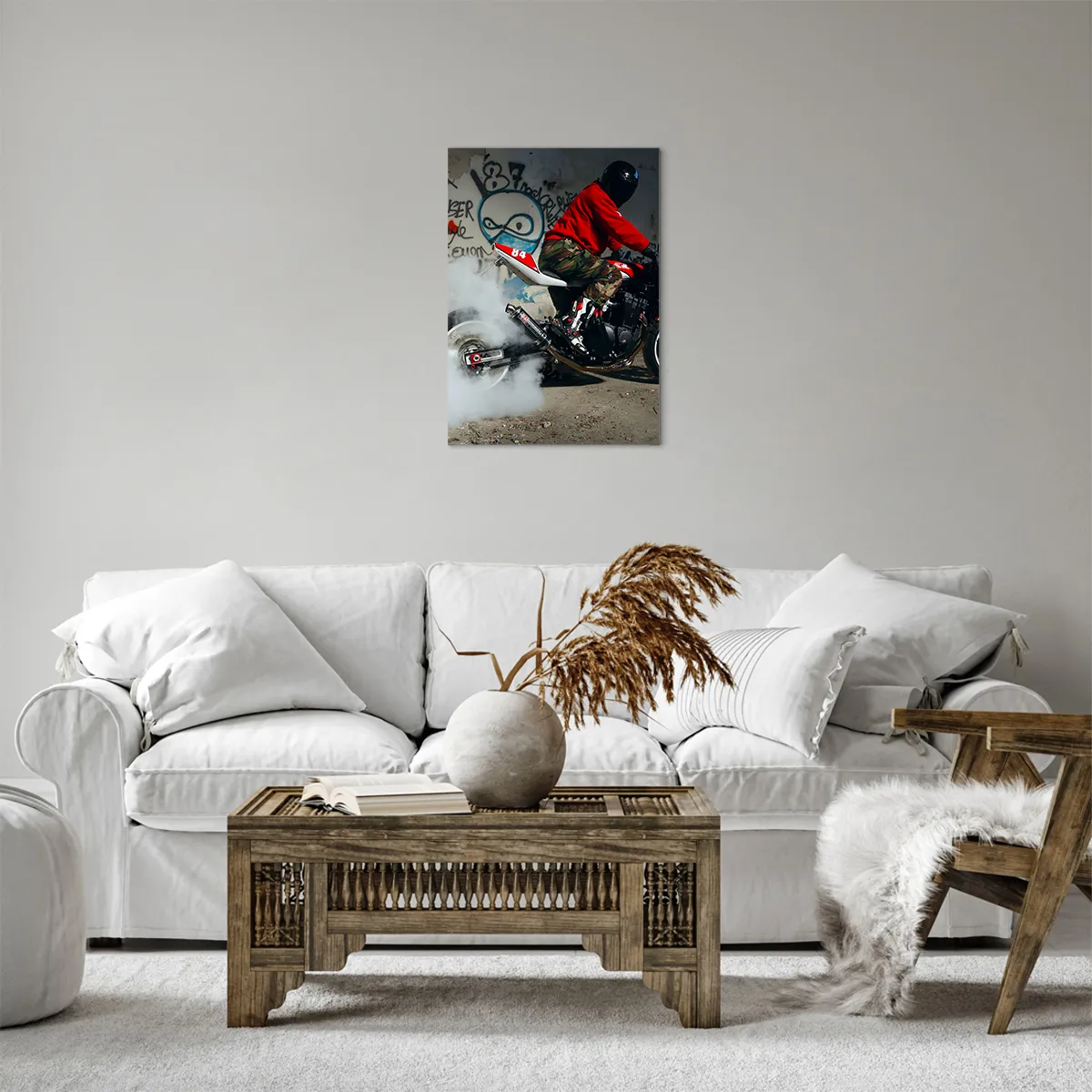Bild auf Leinwand - Leinwandbild - Ein Motorradfahrer vollführt einen spektakulären Drift in einem verlassenen, mit Graffiti bedeckten Gebäude. - 50x70cm - Verfolge mich! - Moderne Wanddekoration für Wohnzimmer und Schlafzimmer ARTTOR