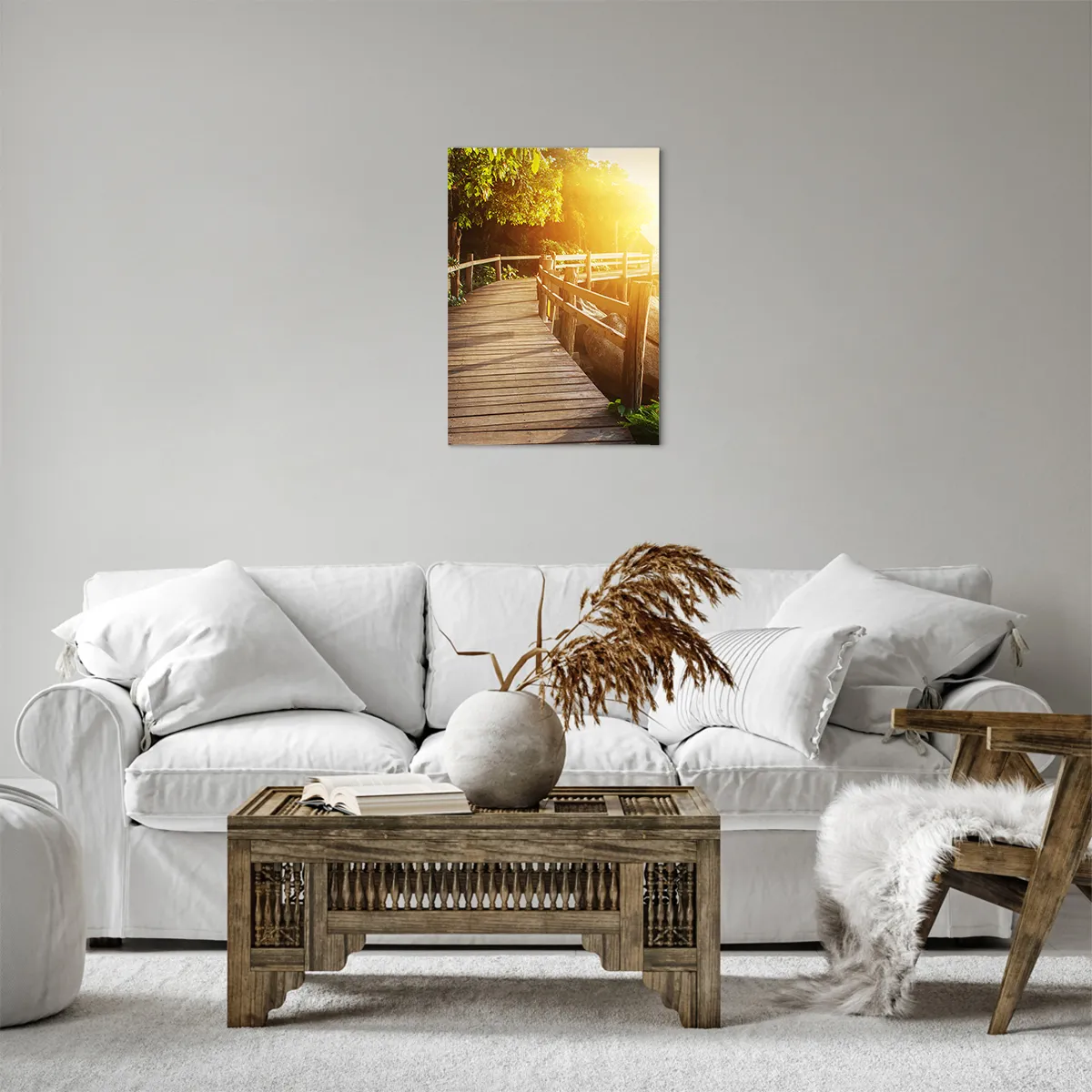 Bild auf Leinwand - Leinwandbild - Eine Holzbrücke im Grünen, die in den Sonnenstrahlen zum Meer führt - 50x70cm - Noch eine Wendung, ein weiteres Wunder - Moderne Wanddekoration für Wohnzimmer und Schlafzimmer ARTTOR