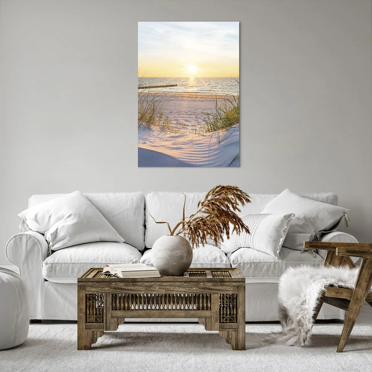 Obraz na płótnie - Piaszczysta plaża z widokiem na zachodzące słońce nad morzem - 70x100cm - Morza szum, ptaków śpiew, dzika plaża pośród traw… - Nowoczesna dekoracja ścienna do salonu i sypialni ARTTOR