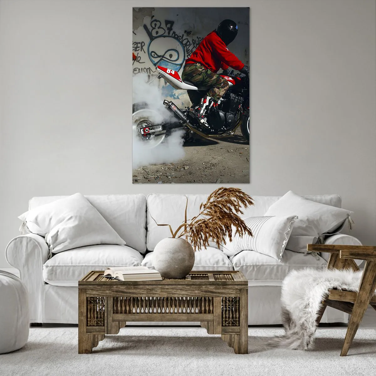 Cuadro sobre lienzo - Impresión de Imagen - Un motociclista realiza un espectacular derrape en un edificio abandonado cubierto de grafitis. - 80x120cm - ¡Persígueme! - Decoración de pared moderna para salón y dormitorio ARTTOR