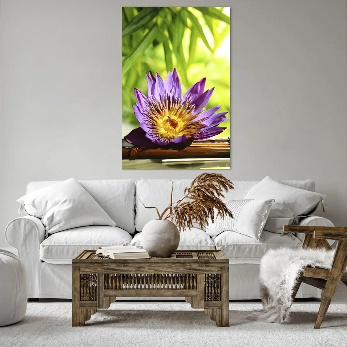 Bild auf Leinwand - Leinwandbild - Lila Lotusblüte vor einem Hintergrund aus grünen Bambusblättern - 80x120cm - In der asiatischen Sonne - Moderne Wanddekoration für Wohnzimmer und Schlafzimmer ARTTOR