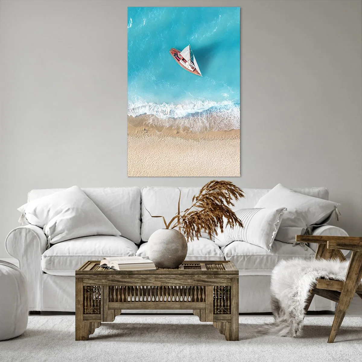 Bild auf Leinwand - Leinwandbild - Eine Vogelperspektive auf ein Boot am Strand - 80x120cm - An der Grenze von Blau und Gold - Moderne Wanddekoration für Wohnzimmer und Schlafzimmer ARTTOR