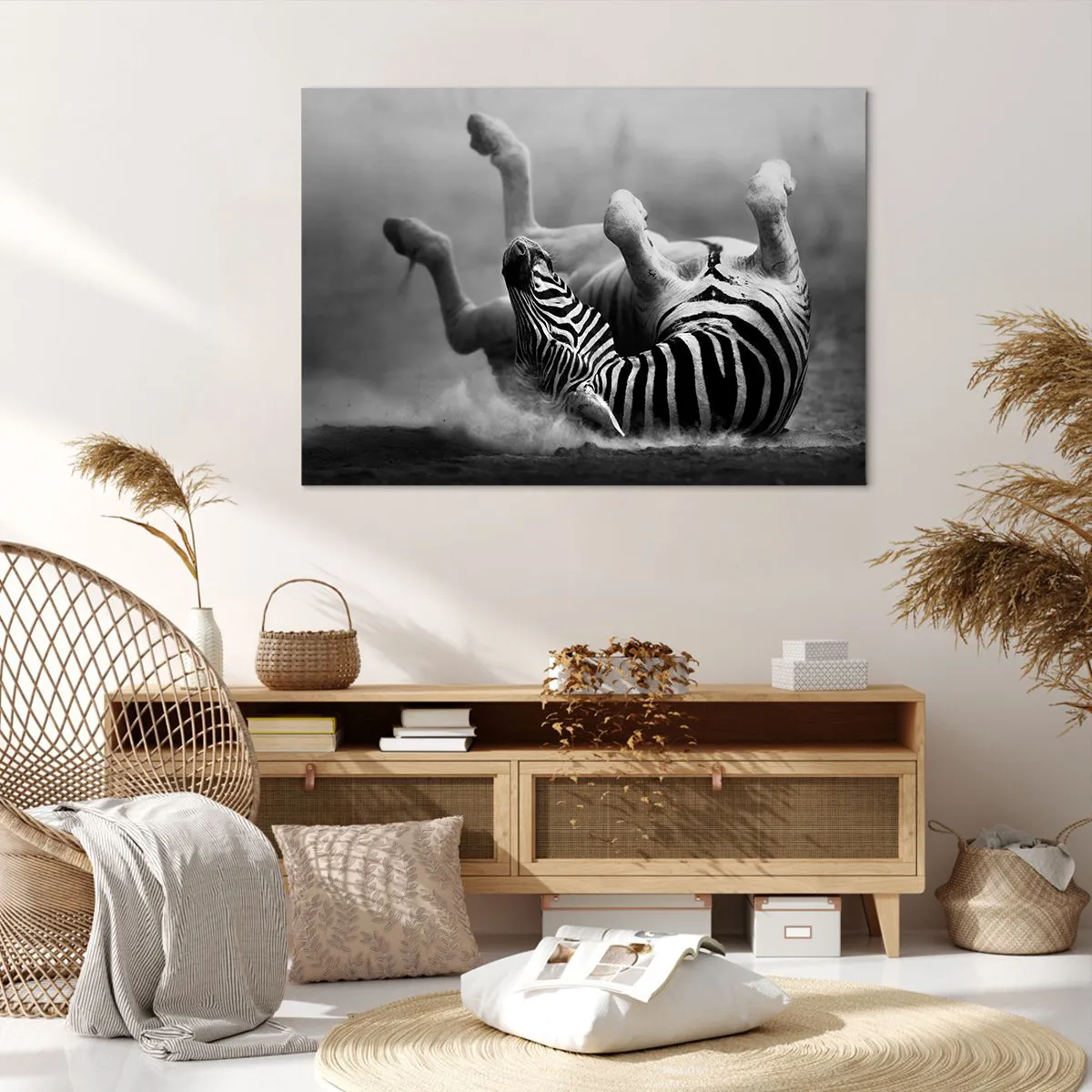 Bild auf Leinwand - Leinwandbild - Ein schwarz-weißes Zebra rollt im Sand - 100x70cm - Nicht nur das Pferd würde lachen - Moderne Wanddekoration für Wohnzimmer und Schlafzimmer ARTTOR