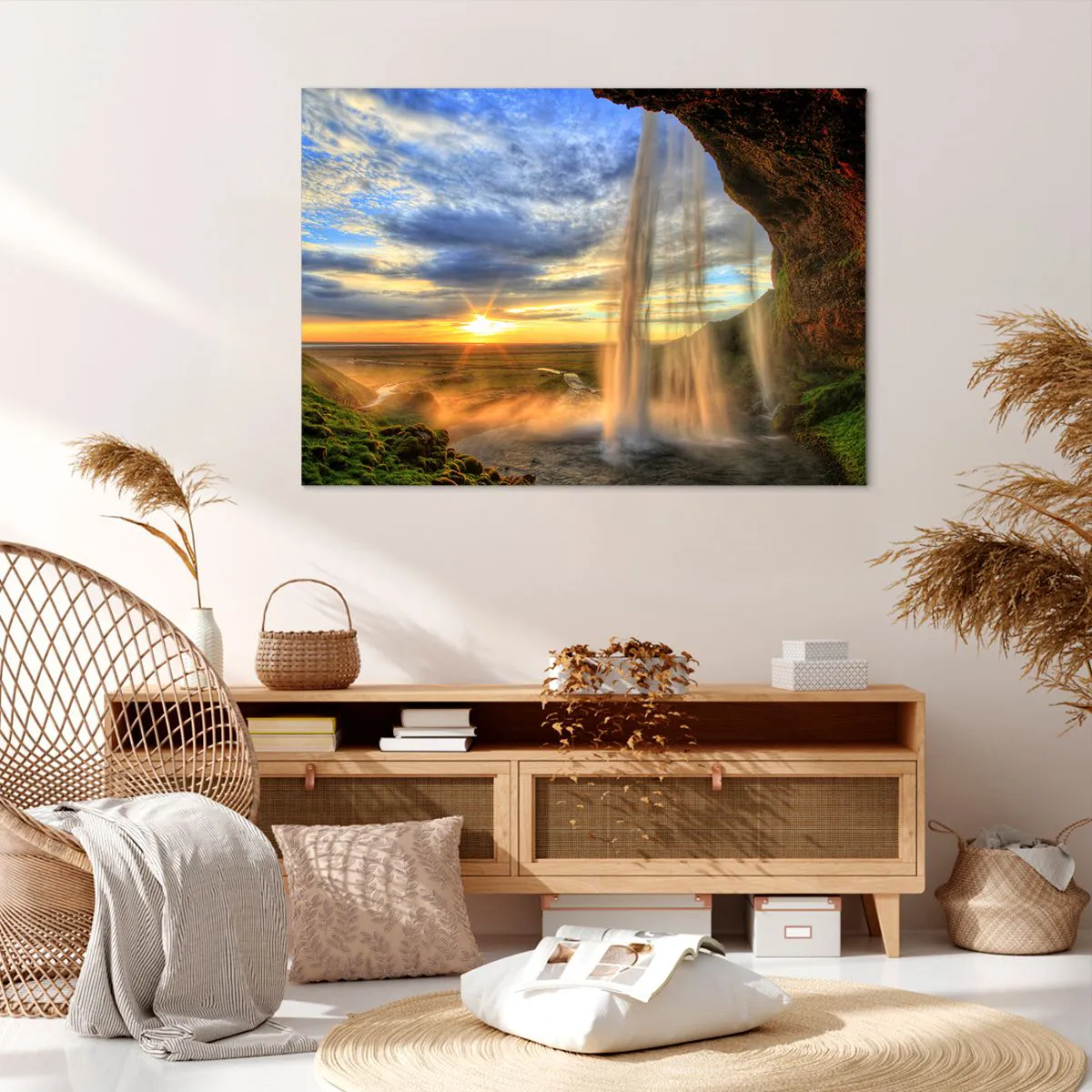 Impression sur toile - Image sur toile - Une cascade illuminée par la lumière du soleil sur fond de paysage - 100x70cm - Le monde derrière un voile de gouttes - Décoration murale moderne pour le salon et la chambre ARTTOR