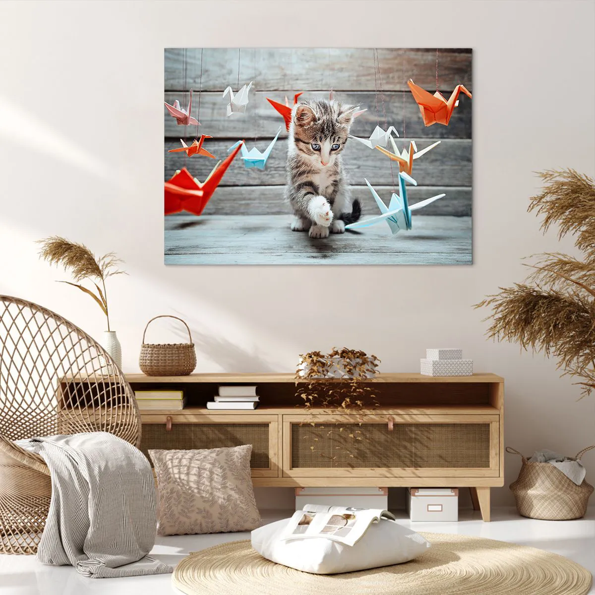 Obraz na płótnie - Kotek bawiący się zawieszonymi papierowymi żurawiami origami - 100x70cm - Pierwsza lekcja - Nowoczesna dekoracja ścienna do salonu, kuchni i sypialni ARTTOR