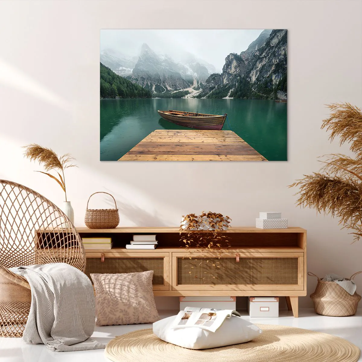 Cuadro sobre lienzo - Impresión de Imagen - Un barco de madera en un muelle en un lago rodeado de montañas. - 100x70cm - Paisaje inolvidable - Decoración de pared moderna para salón y dormitorio ARTTOR
