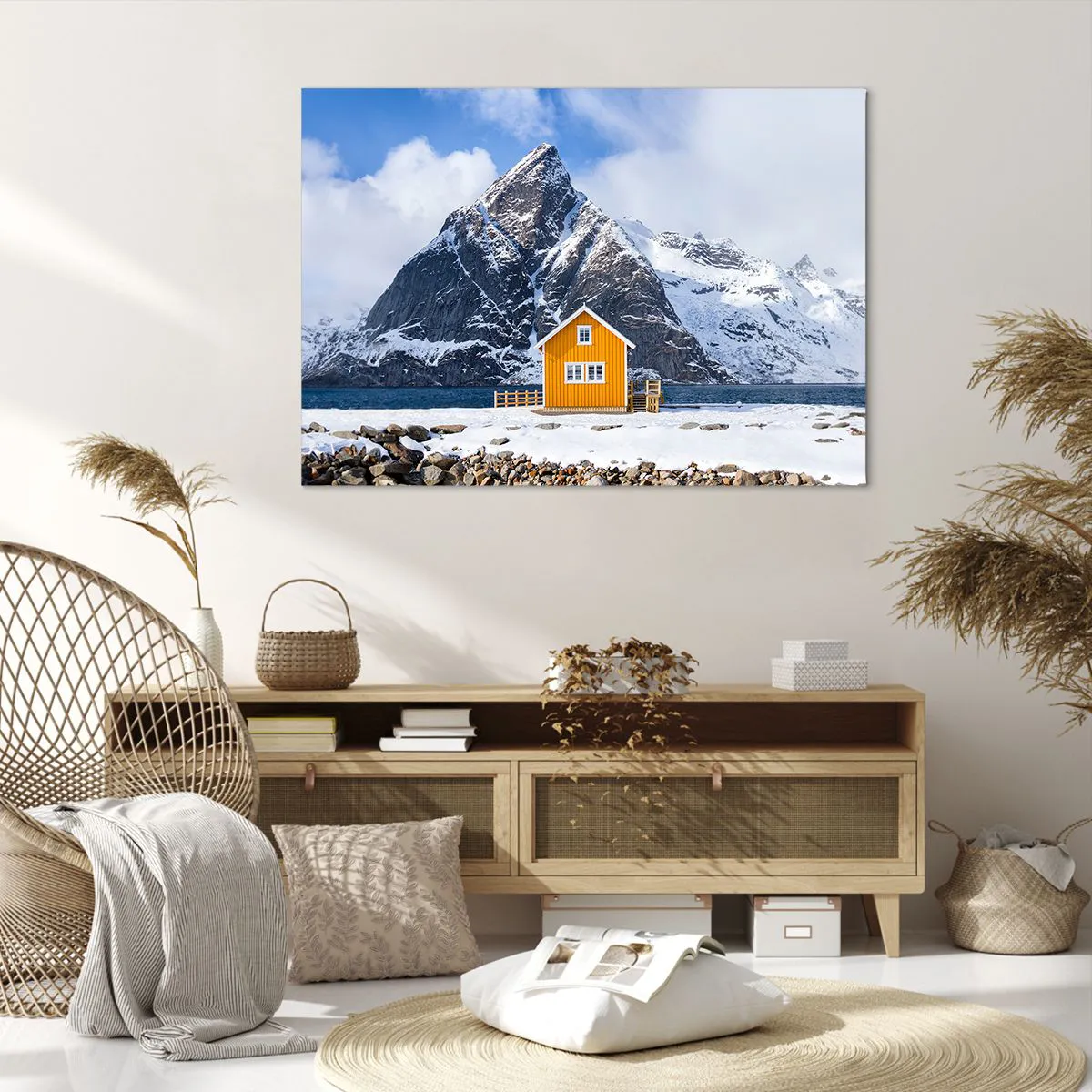 Quadro su tela - Stampe su Tela - Una casa gialla sullo sfondo delle montagne innevate e del mare - 100x70cm - Vacanze scandinave - Decorazione murale moderna per soggiorno e camera da letto ARTTOR