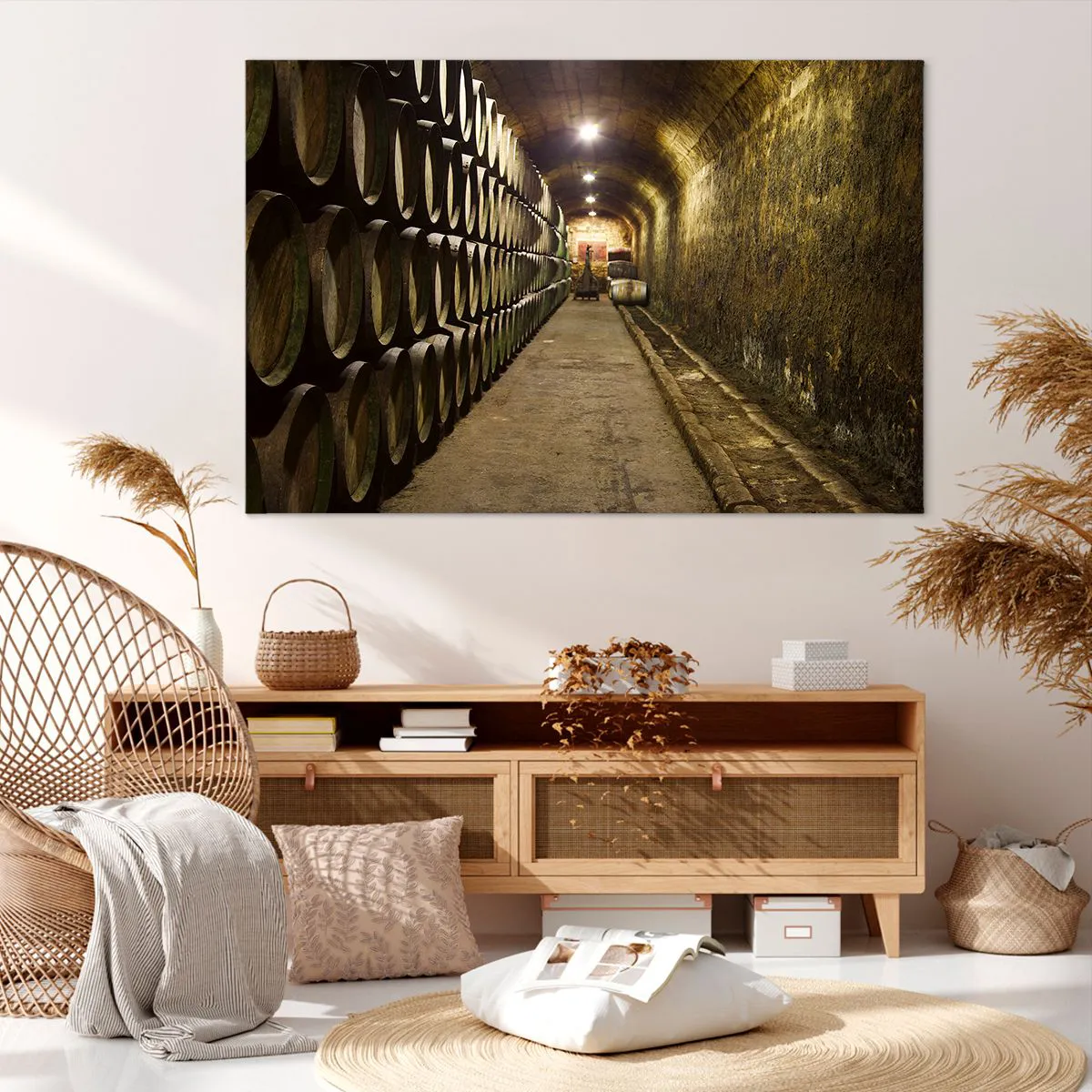 Obraz na płótnie - Piwnica z drewnianymi beczkami na wino ułożonymi w rzędach - 120x80cm - Dobrze jest poleżeć sobie - Nowoczesna dekoracja ścienna do salonu, kuchni i sypialni ARTTOR