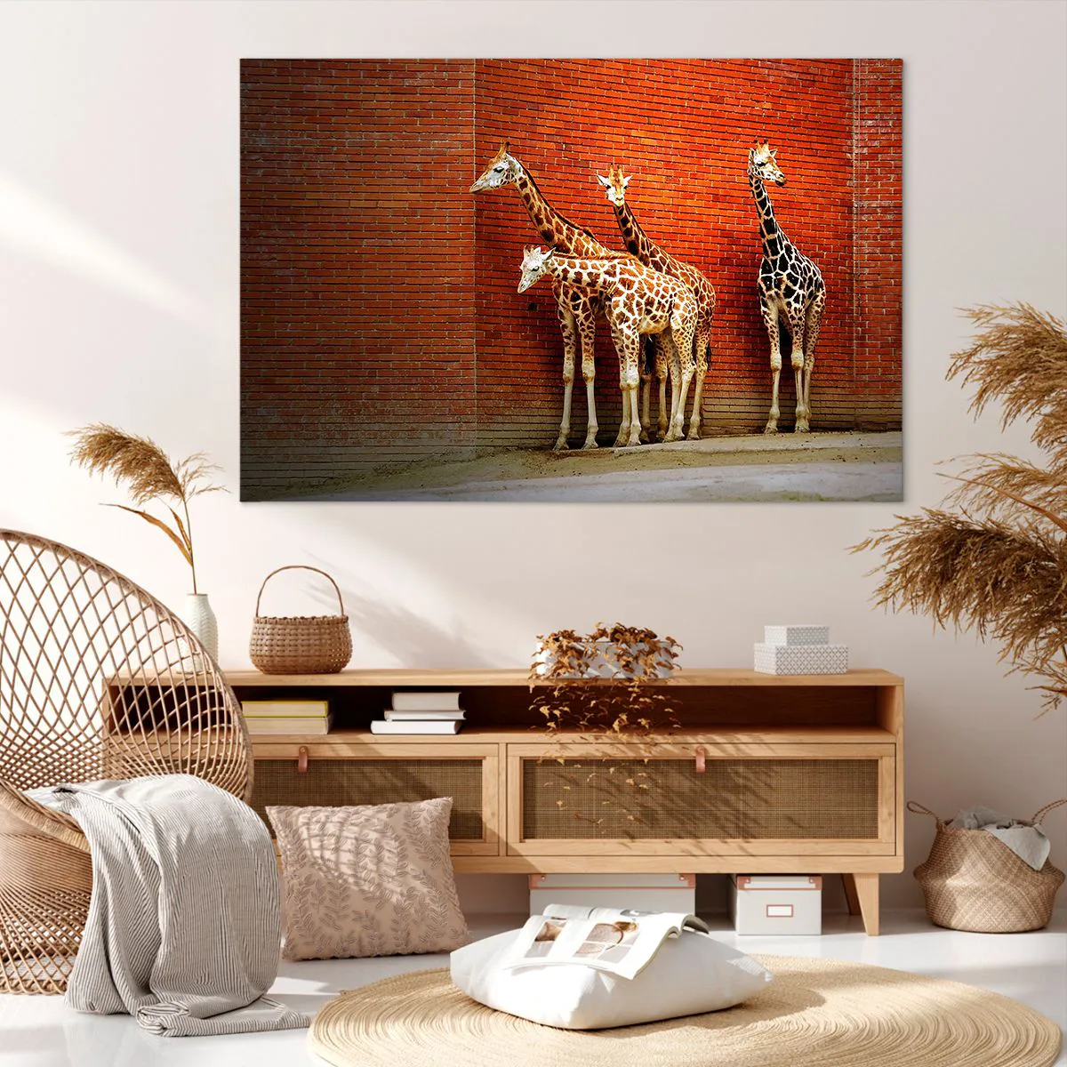 Cuadro sobre lienzo - Impresión de Imagen - Cuatro jirafas contra una pared de ladrillos en un entorno artístico. - 120x80cm - ¿Ves alguna acacia? - Decoración de pared moderna para salón y dormitorio ARTTOR
