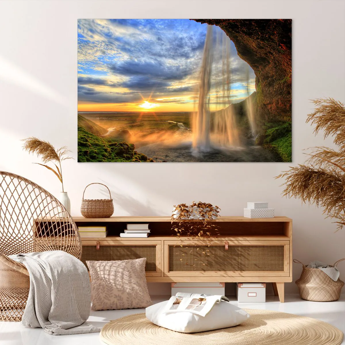 Impression sur toile - Image sur toile - Une cascade illuminée par la lumière du soleil sur fond de paysage - 120x80cm - Le monde derrière un voile de gouttes - Décoration murale moderne pour le salon et la chambre ARTTOR