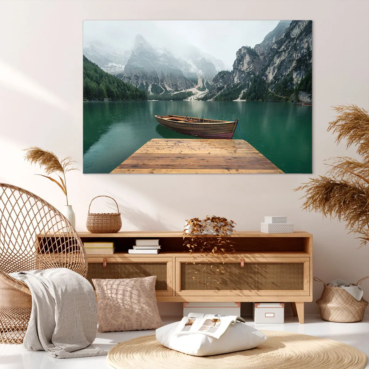 Quadro su tela - Stampe su Tela - Una barca di legno su un molo su un lago circondato da montagne - 120x80cm - E attorno le fiere rocce - Decorazione murale moderna per soggiorno e camera da letto ARTTOR