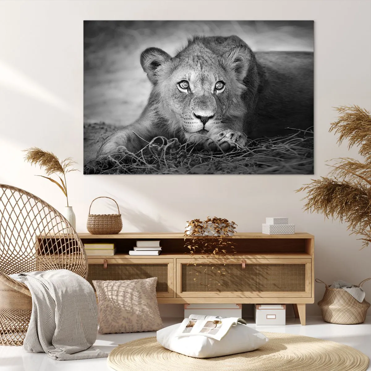 Bild auf Leinwand - Leinwandbild - Monochromes Porträt eines liegenden jungen Löwen - 120x80cm - Königlicher Welpe - Moderne Wanddekoration für Wohnzimmer und Schlafzimmer ARTTOR