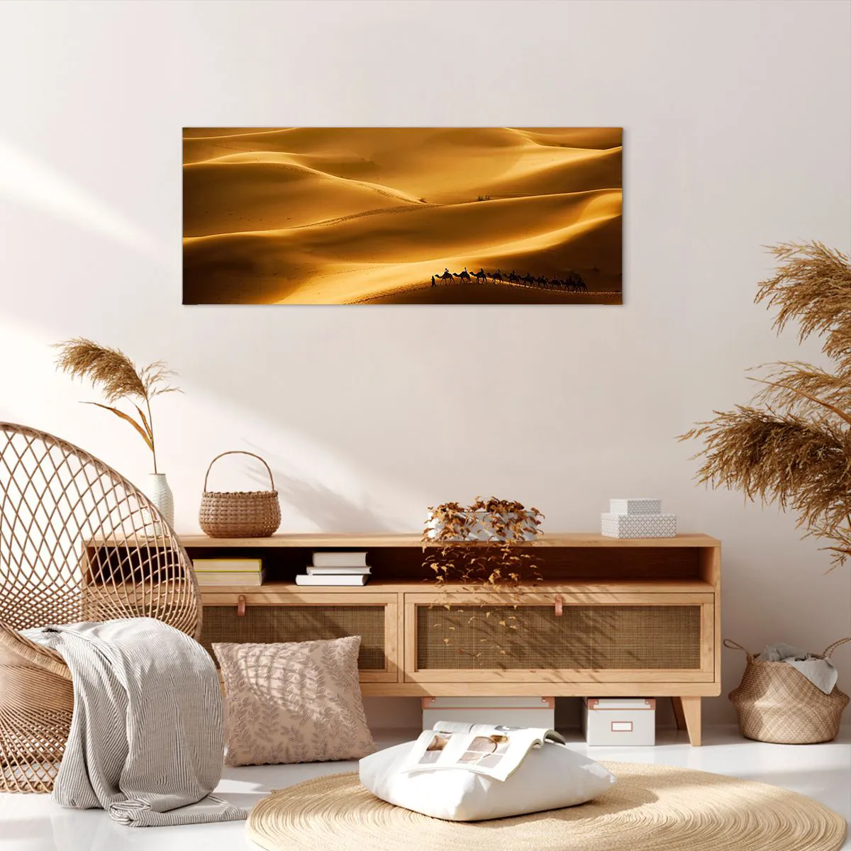 Bild auf Leinwand - Leinwandbild - Eine Karawane von Kamelen wandert durch die goldenen Dünen der Wüste. - 120x50cm - Wohnwagen in den Wüstenwellen - Moderne Wanddekoration für Wohnzimmer und Schlafzimmer ARTTOR