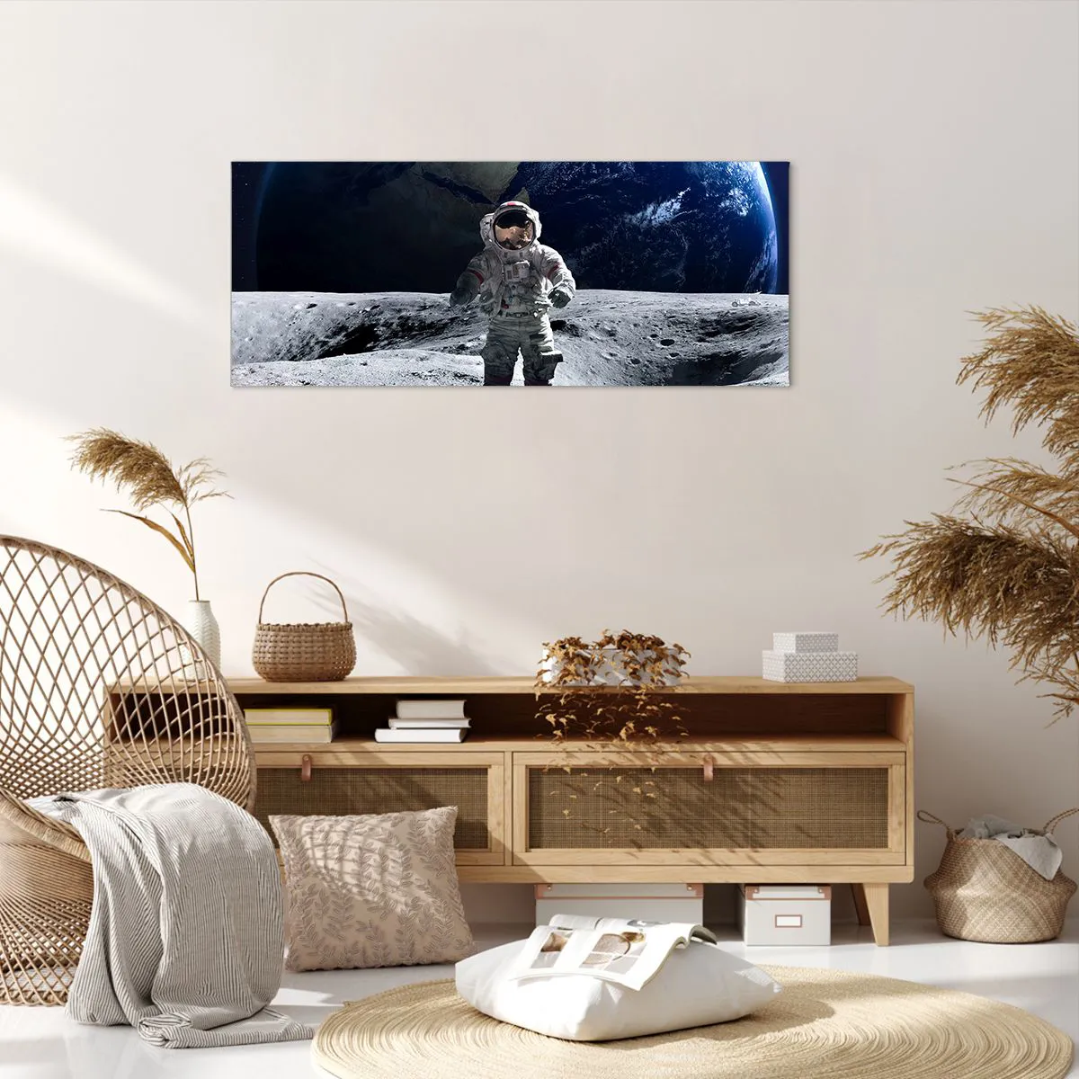 Obraz na płótnie - Astronauta na powierzchni Księżyca z Ziemią w tle - 120x50cm - Pozdrowienia z Księżyca - Nowoczesna dekoracja ścienna do salonu i sypialni ARTTOR