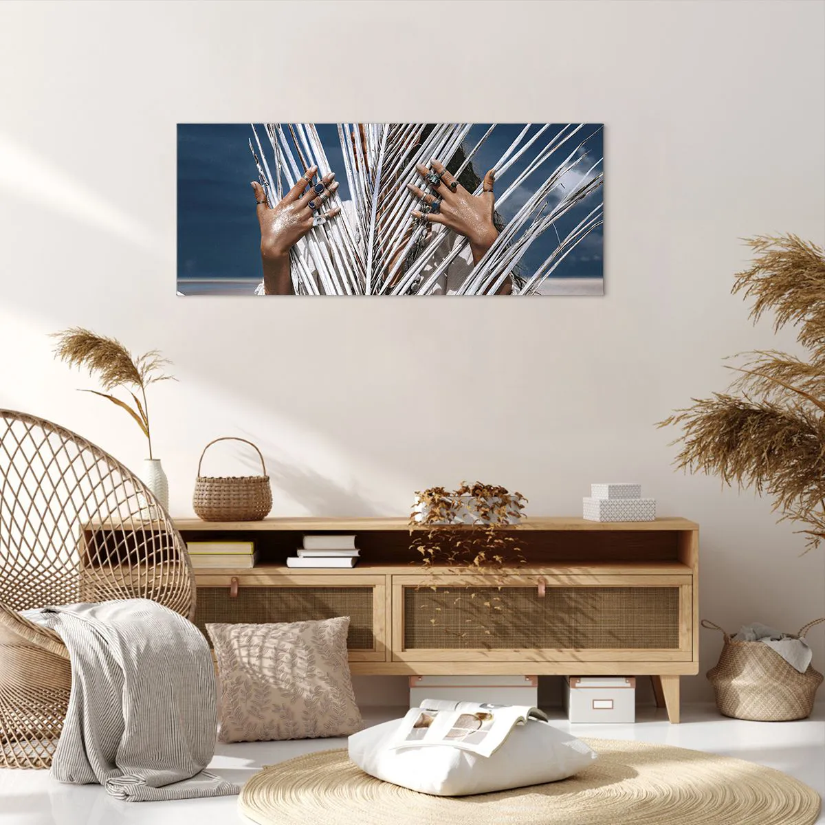 Quadro su tela - Stampe su Tela - Una donna nascosta dietro foglie di palma con anelli alle mani. - 120x50cm - La ragazza dello sciamano? - Decorazione murale moderna per soggiorno e camera da letto ARTTOR