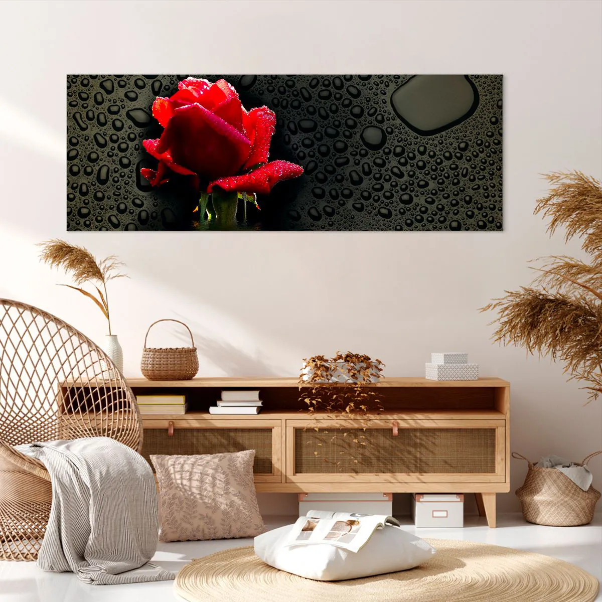Obraz na płótnie - Czerwona róża z kroplami wody na tle ciemnym - 140x50cm - Czerwone i czarne - Nowoczesna dekoracja ścienna do salonu i sypialni ARTTOR