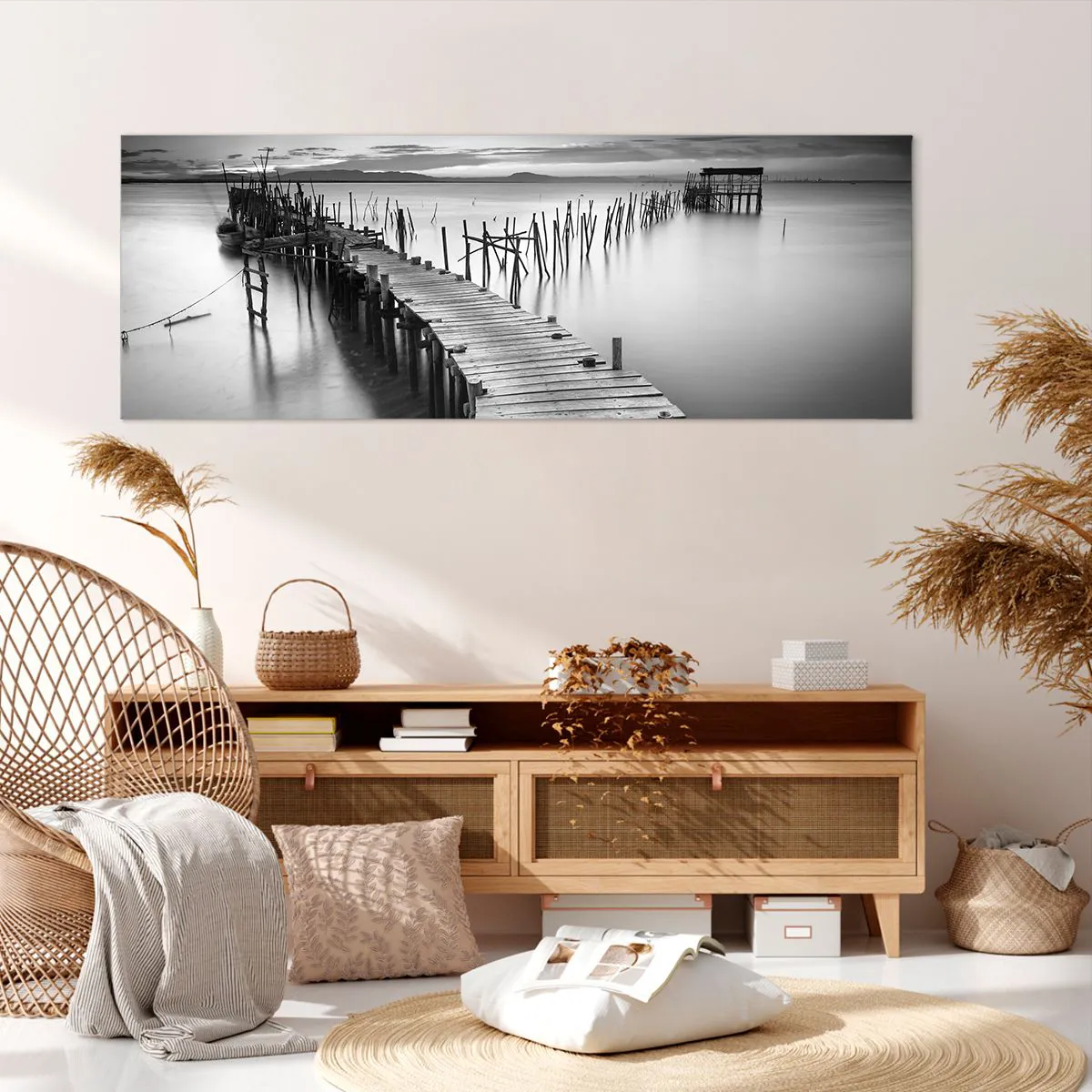 Obraz na płótnie - Drewniany pomost na spokojnym jeziorze w odcieniach szarości - 140x50cm - Spokój zapomnianego brzegu - Nowoczesna dekoracja ścienna do salonu i sypialni ARTTOR