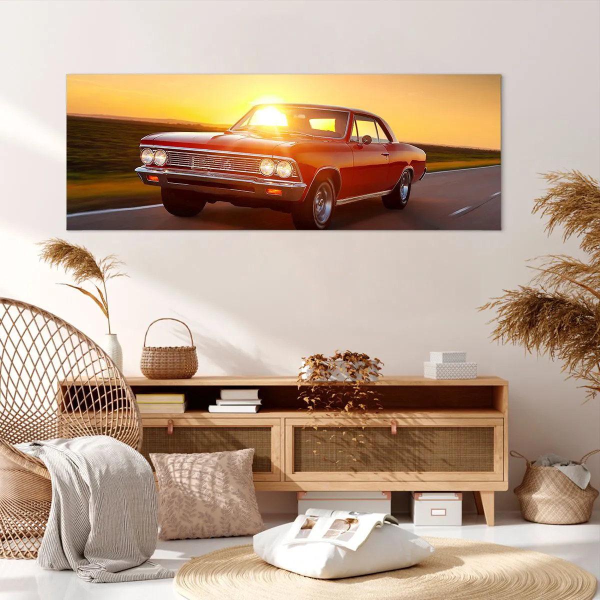 Bild auf Leinwand - Leinwandbild - Ein rotes Auto in der untergehenden Sonne auf einer offenen Straße - 140x50cm - Begehren ist rot - Moderne Wanddekoration für Wohnzimmer und Schlafzimmer ARTTOR