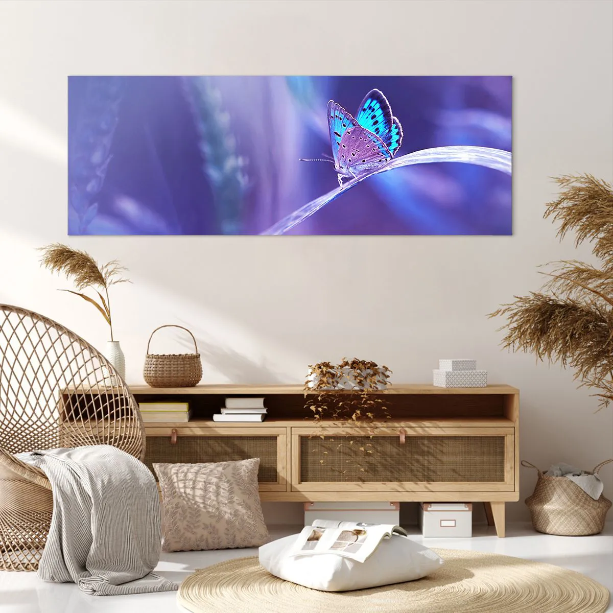 Impression sur toile - Image sur toile - Un délicat papillon bleu sur une tige dans une lumière violette - 140x50cm - Un joyau de la nature - Décoration murale moderne pour le salon et la chambre ARTTOR