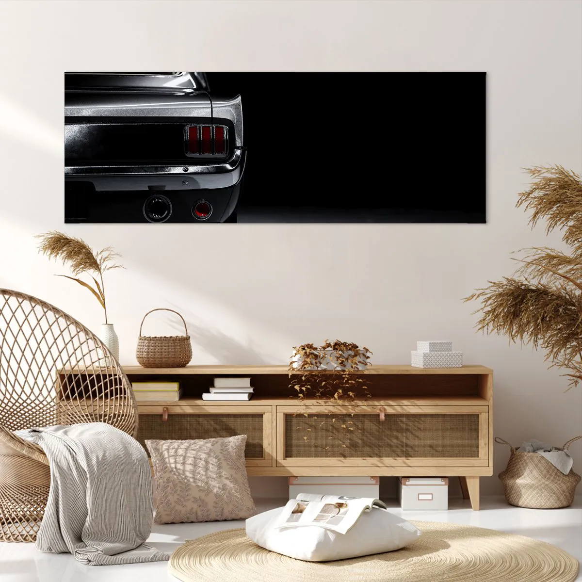 Cuadro sobre lienzo - Impresión de Imagen - Una imagen en blanco y negro de la parte trasera de un coche clásico sobre un fondo oscuro. - 140x50cm - El encanto de los clásicos - Decoración de pared moderna para salón y dormitorio ARTTOR