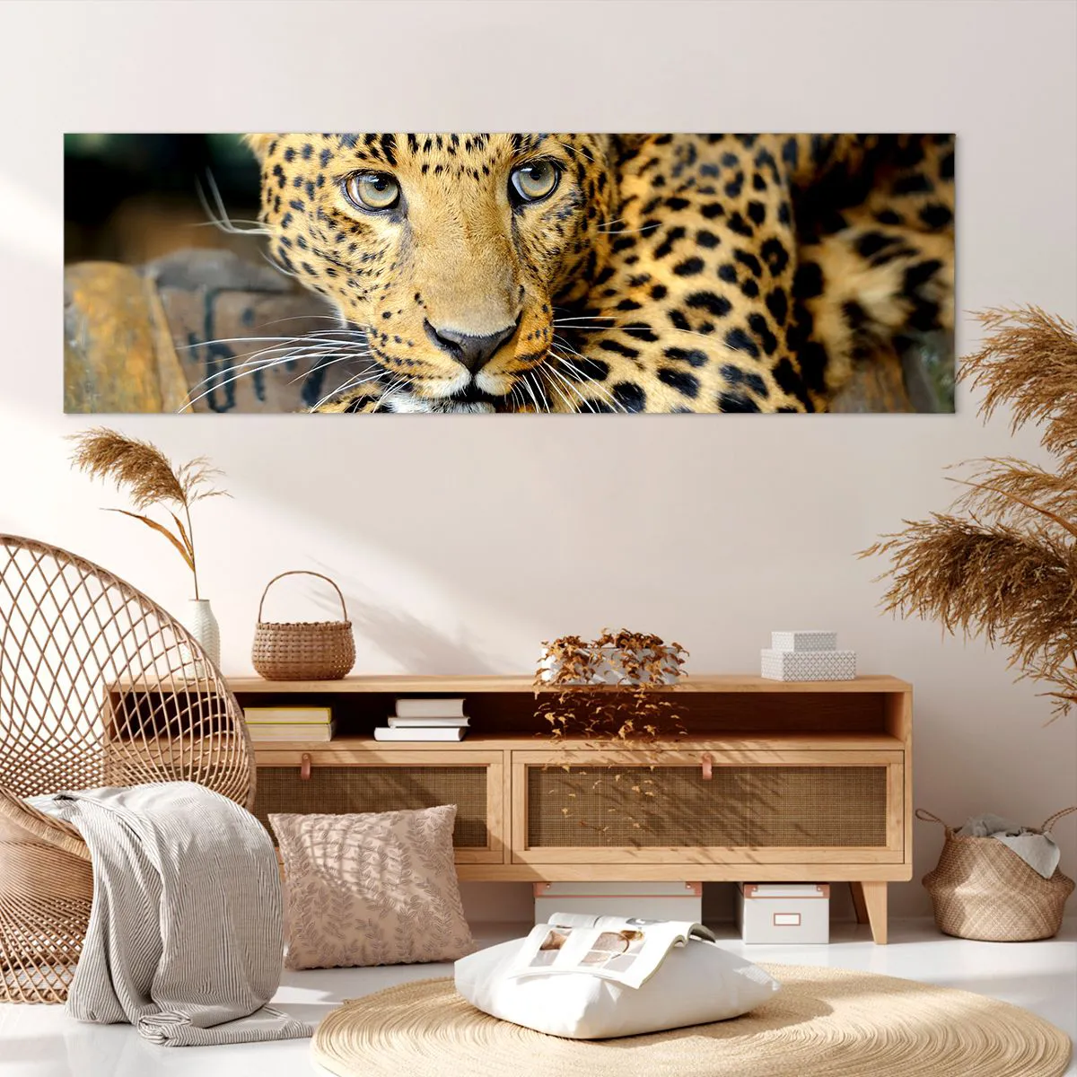 Obraz na płótnie - Portret lamparta w naturalnym otoczeniu - 160x50cm - Nie bój się, podejdź - Nowoczesna dekoracja ścienna do salonu i sypialni ARTTOR