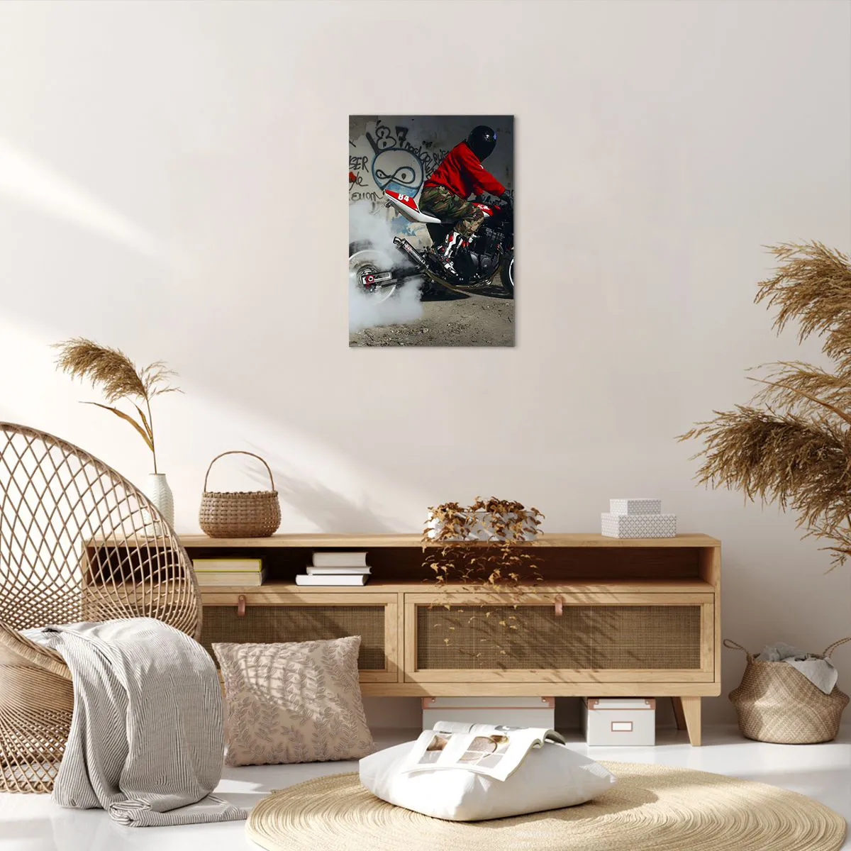 Bild auf Leinwand - Leinwandbild - Ein Motorradfahrer vollführt einen spektakulären Drift in einem verlassenen, mit Graffiti bedeckten Gebäude. - 50x70cm - Verfolge mich! - Moderne Wanddekoration für Wohnzimmer und Schlafzimmer ARTTOR