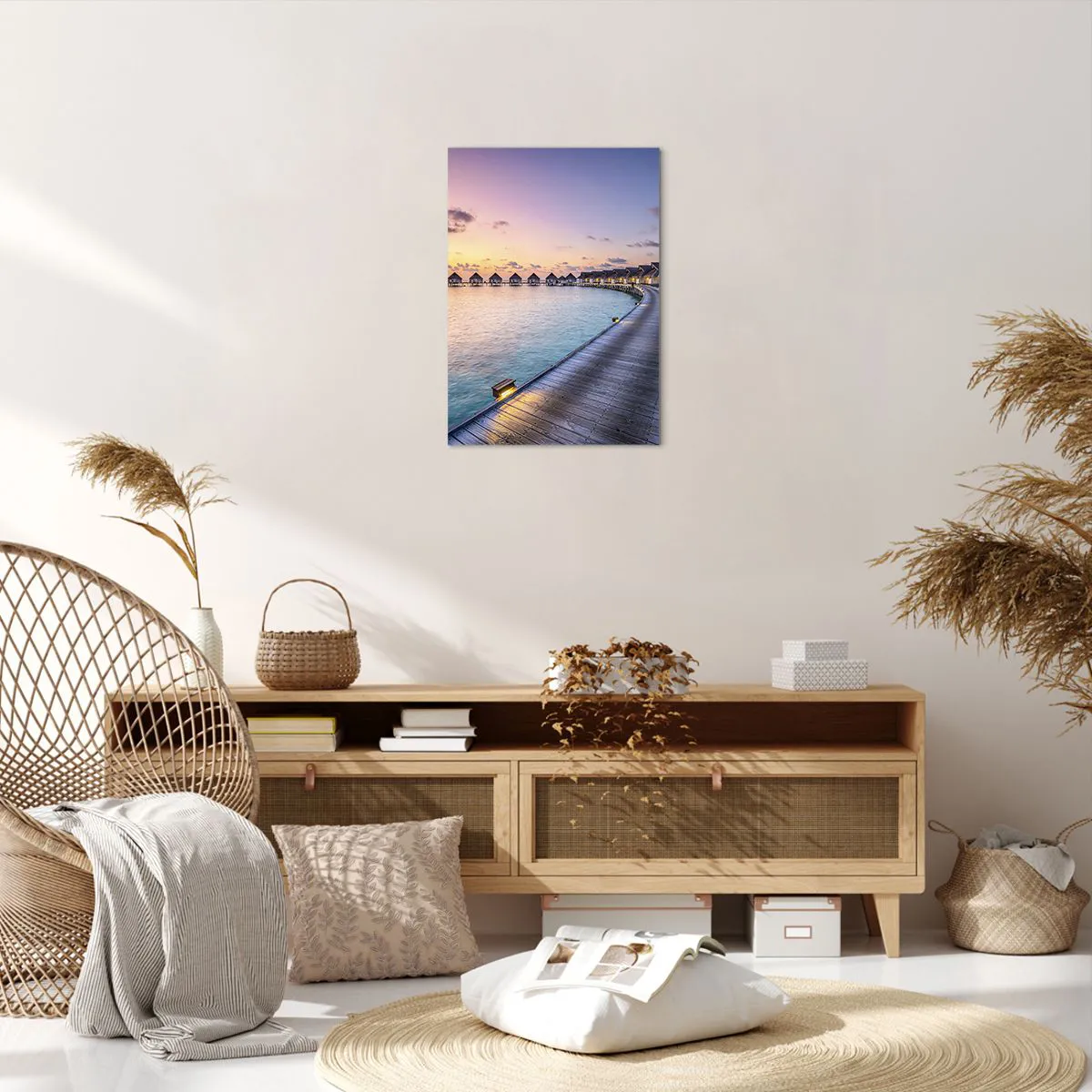 Obraz na płótnie - Tropikalne domki na wodzie o zachodzie słońca - 50x70cm - Wakacje - powrót do źródeł - Nowoczesna dekoracja ścienna do salonu, kuchni i sypialni ARTTOR