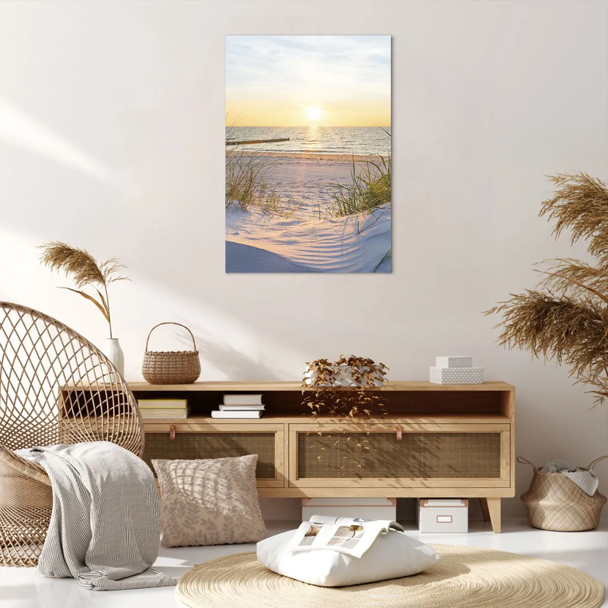 Obraz na płótnie - Piaszczysta plaża z widokiem na zachodzące słońce nad morzem - 70x100cm - Morza szum, ptaków śpiew, dzika plaża pośród traw… - Nowoczesna dekoracja ścienna do salonu i sypialni ARTTOR