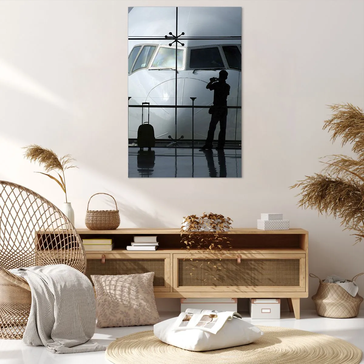 Obraz na płótnie - Lotnisko z sylwetkami ludzi i widokiem na samolot - 80x120cm - Vis a vis na lotnisku - Nowoczesna dekoracja ścienna do salonu i sypialni ARTTOR