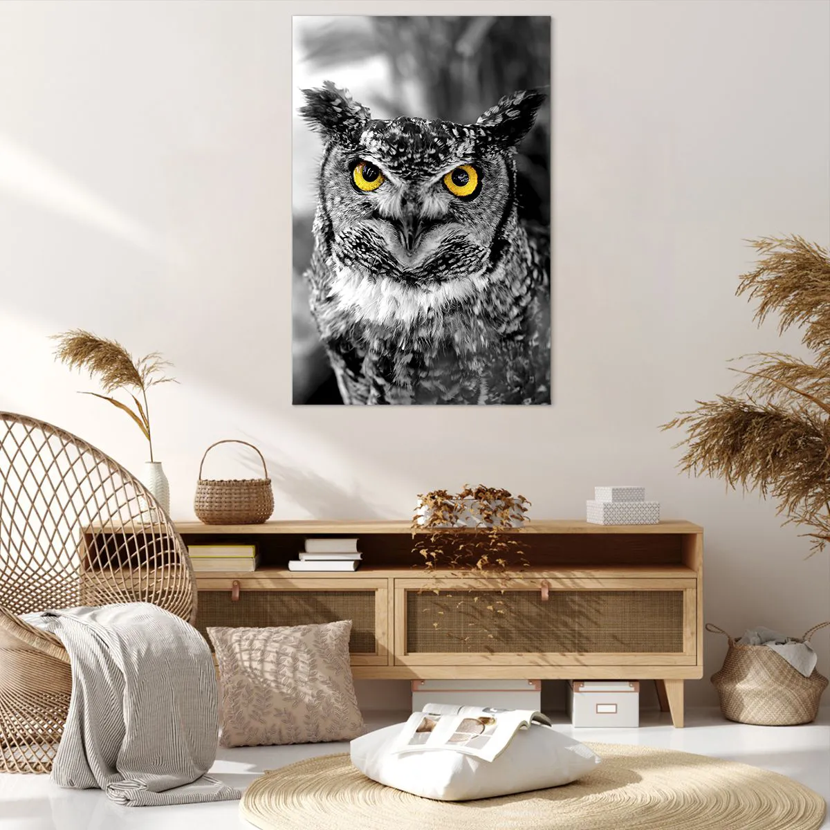 Impression sur toile - Image sur toile - Une photo en noir et blanc d'un hibou aux yeux jaunes - 80x120cm - Rien ne se cachera - Décoration murale moderne pour le salon et la chambre ARTTOR
