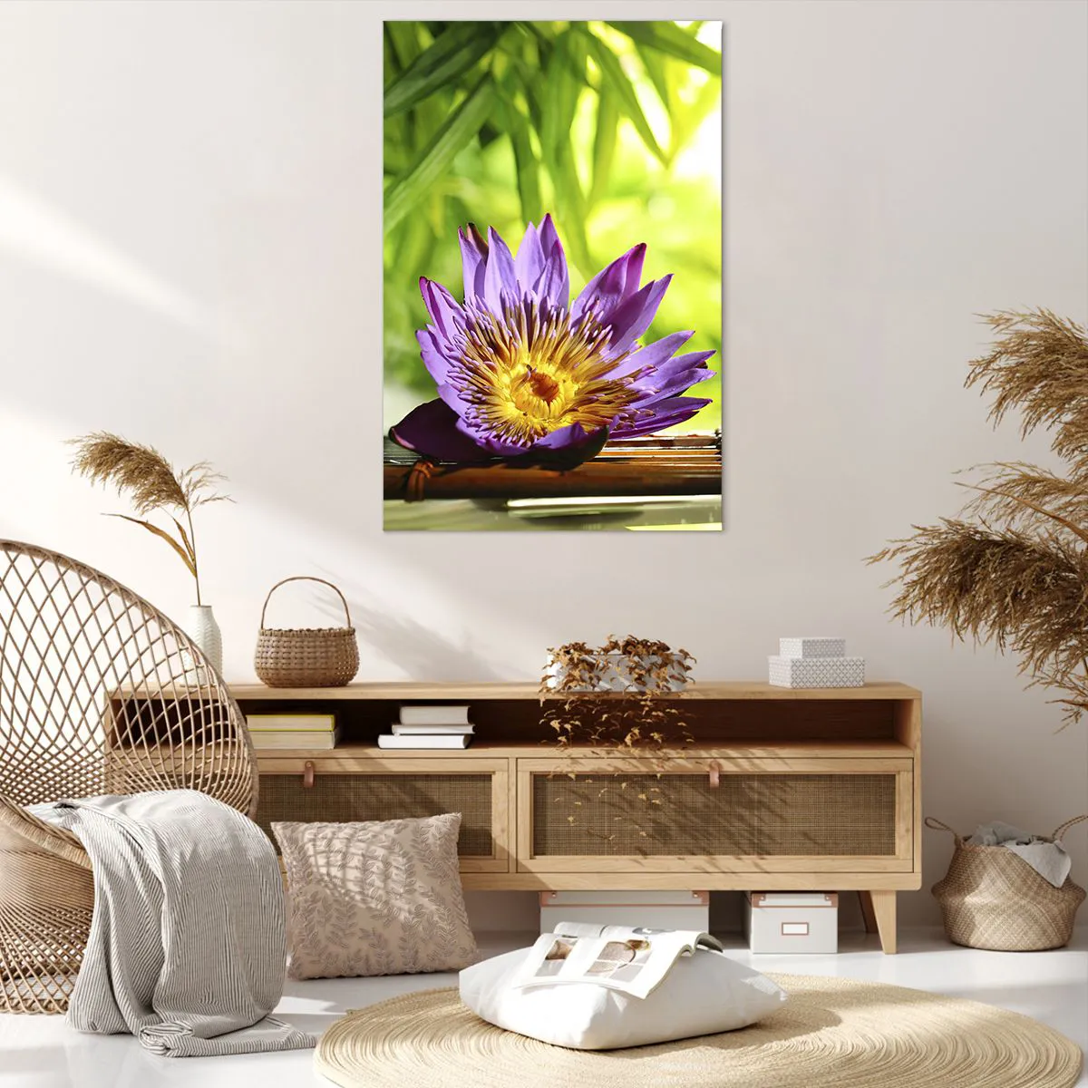 Bild auf Leinwand - Leinwandbild - Lila Lotusblüte vor einem Hintergrund aus grünen Bambusblättern - 80x120cm - In der asiatischen Sonne - Moderne Wanddekoration für Wohnzimmer und Schlafzimmer ARTTOR