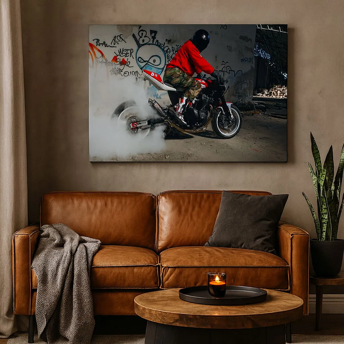 Tablou pe pânză Canvas - Un motociclist execută un drift spectaculos într-o clădire abandonată acoperită de graffiti. - 70x50cm - Gonește după mine! - Decorațiune modernă pentru perete pentru living și dormitor ARTTOR