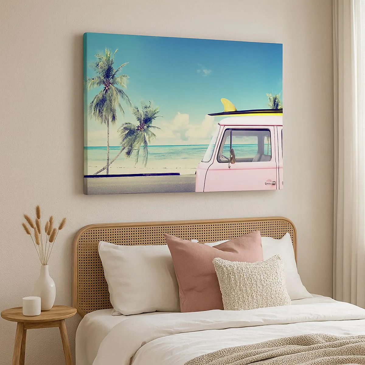 Schilderen op canvas - Een roze busje met een surfplank op een tropisch strand. - 70x50cm - Tijd om aan je vakantie te beginnen. - Moderne wanddecoratie voor woonkamer en slaapkamer ARTTOR