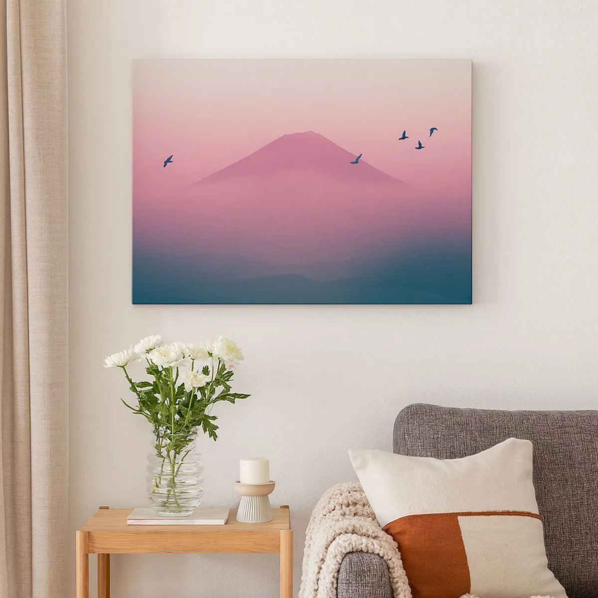 Bild auf Leinwand - Leinwandbild - Eine minimalistische Landschaft mit einem Berg und Vögeln bei Sonnenaufgang - 70x50cm - Wanderer über den Wolken - Moderne Wanddekoration für Wohnzimmer und Schlafzimmer ARTTOR