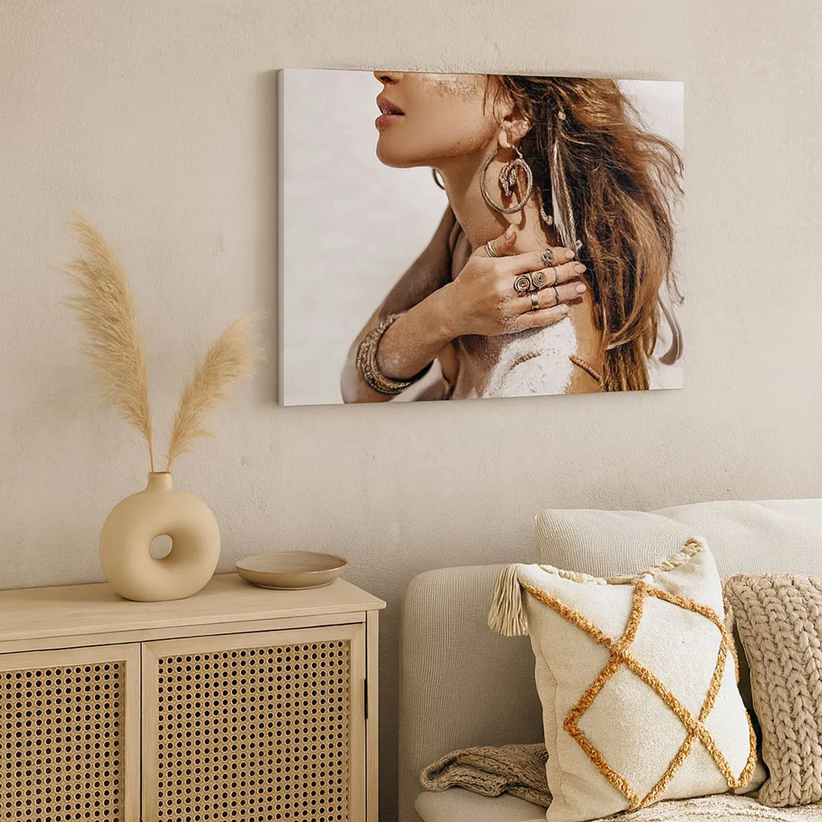 Impression sur toile - Image sur toile - Femme élégante avec des bijoux sur un fond de sable clair - 100x70cm - Reine des plages sauvages - Décoration murale moderne pour le salon et la chambre ARTTOR