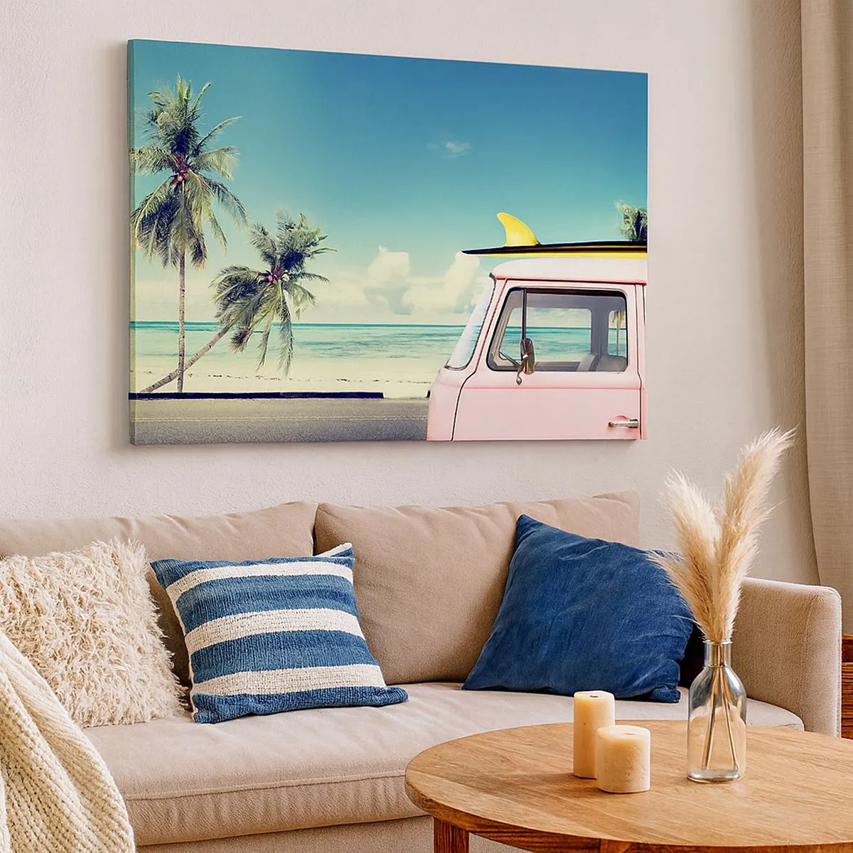 Schilderen op canvas - Een roze busje met een surfplank op een tropisch strand. - 70x50cm - Tijd om aan je vakantie te beginnen. - Moderne wanddecoratie voor woonkamer en slaapkamer ARTTOR