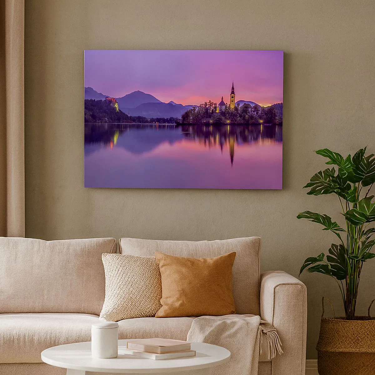 Lærredstryk - Billede på lærred - Sø med en ø og en kirke ved solnedgang - 70x50cm - Eventyrlig ø i skumringen - Moderne vægdekoration til stue og soveværelse ARTTOR