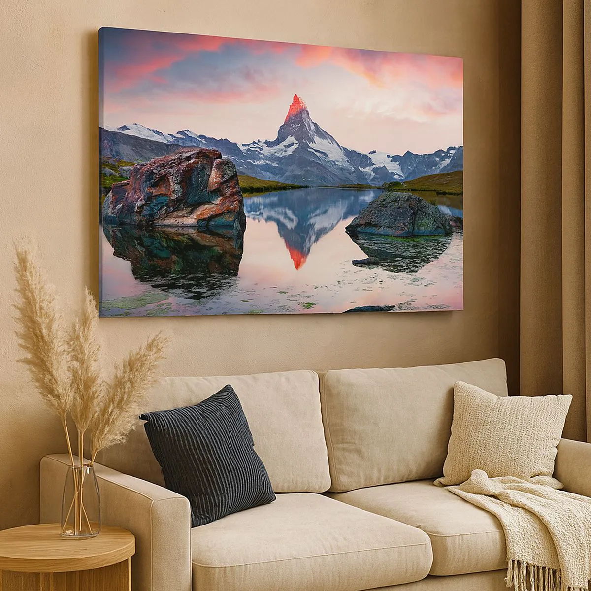 Cuadro sobre lienzo - Impresión de Imagen - Un pico de montaña reflejado en un lago al atardecer. - 70x50cm - El corazón de las montañas arde - Decoración de pared moderna para salón y dormitorio ARTTOR
