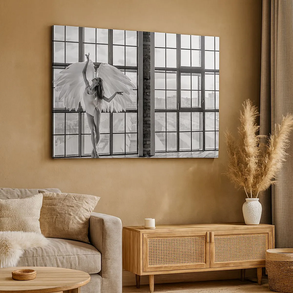 Obraz na plátně - Žena s andělskými křídly na pozadí okna v podkroví - 70x50cm - Město andělů? - Moderní nástěnná dekorace do obývacího pokoje a ložnice ARTTOR