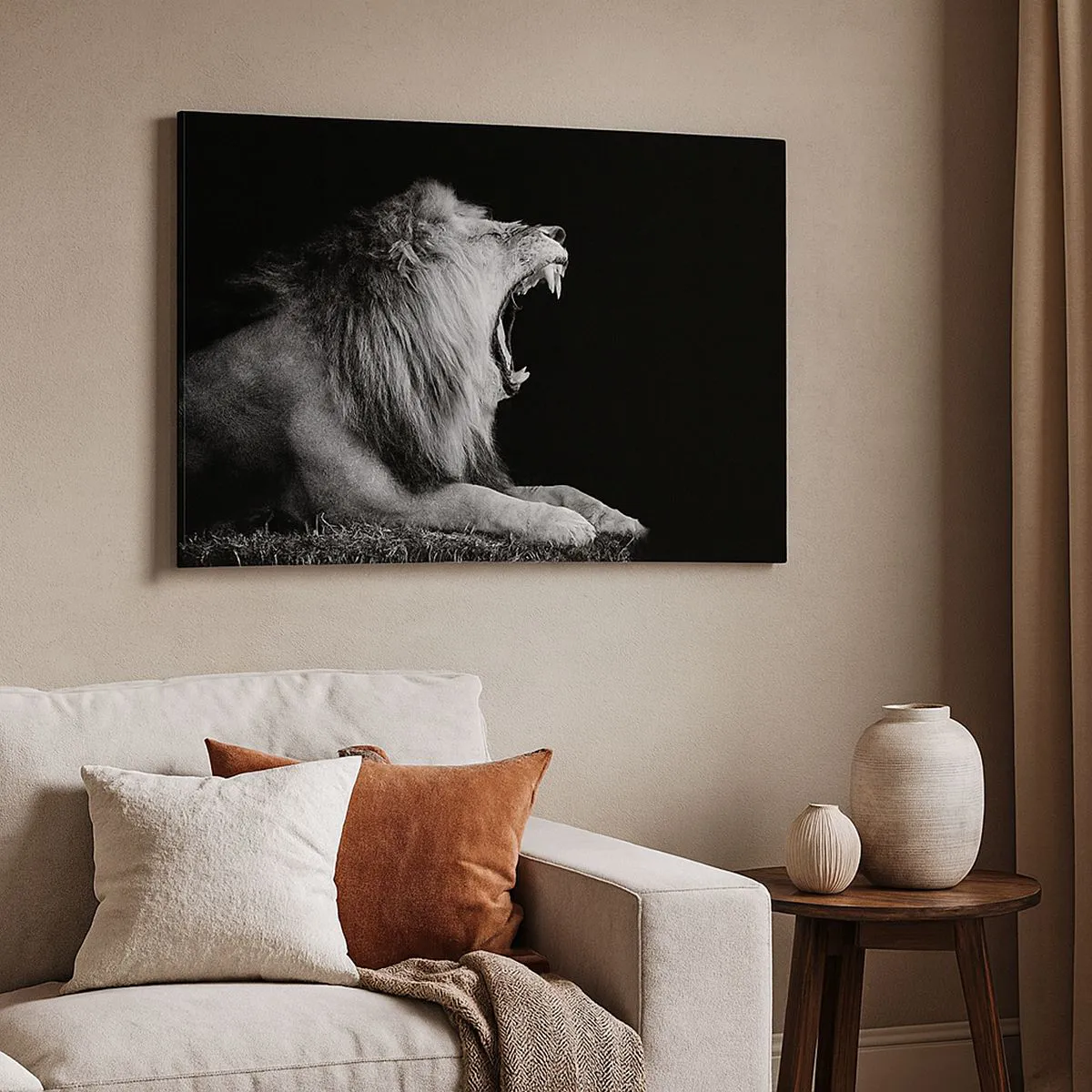Tablou pe pânză Canvas - Un leu care răcnește pe un fundal negru în tonuri de alb și negru - 70x50cm - Fără nici o ezitare - Decorațiune modernă pentru perete pentru living și dormitor ARTTOR