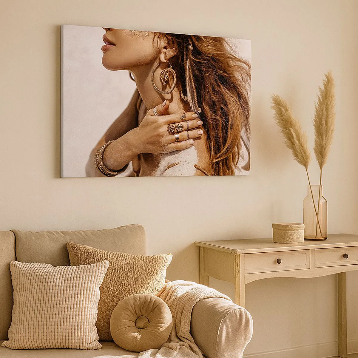 Impression sur toile - Image sur toile - Femme élégante avec des bijoux sur un fond de sable clair - 100x70cm - Reine des plages sauvages - Décoration murale moderne pour le salon et la chambre ARTTOR