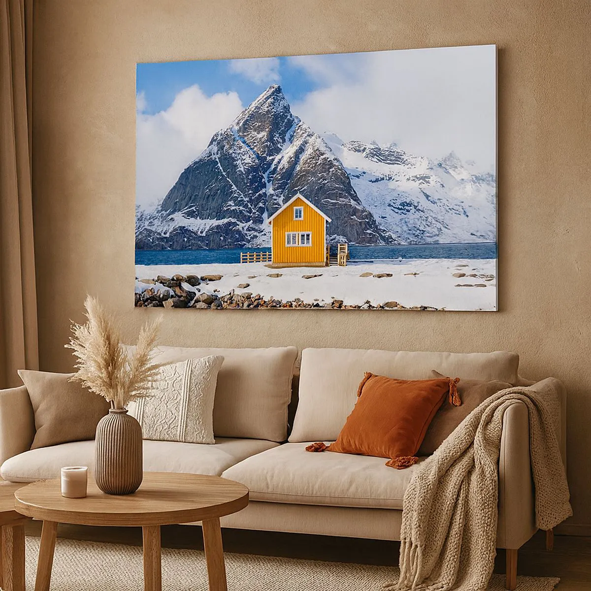 Lærredstryk - Billede på lærred - Et gult hus mod en baggrund af snedækkede bjerge og havet - 70x50cm - Skandinavisk ferie - Moderne vægdekoration til stue og soveværelse ARTTOR